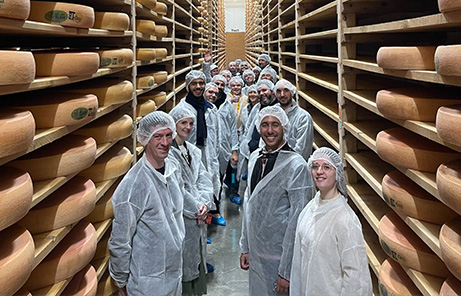 Franchisés en immersion dans les caves d'affinage du comté AOP lors des ateliers d'échanges